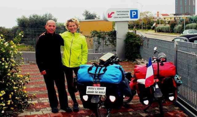 La storia di Nicole e Renaud, i due pensionati che girano il mondo in bicicletta